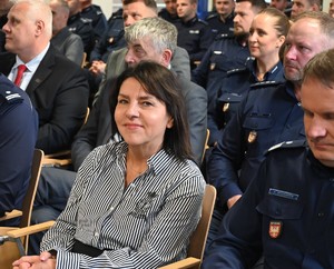 siedząca kobieta poczas narady