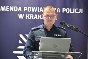 policjant w mundurze przemawia do mikrofonu1