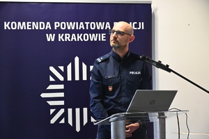 policjant w mundurze za mównicą 1