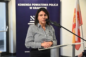 kobieta przemawiająca do mikrofonu