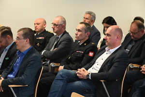 siedzący na krzesłach mężczyźni