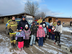 policjanci i strażacy z dziećmi na wspólnym zdjęciu