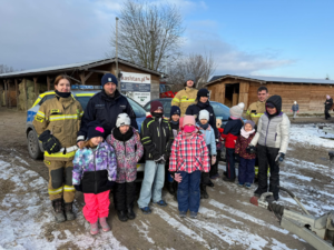 policjanci i strażacy z dziećmi na wspólnym zdjęciu