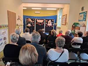 umundurowany policjant przed nim seniorzy