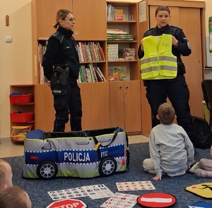 dwie umundurowane policjantki przed nimi dzieci