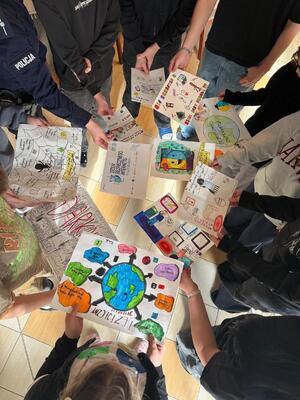 dzieci trzymają prace