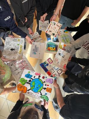 dzieci trzymają prace