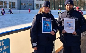 umundurowani policjanci przy lodowisku