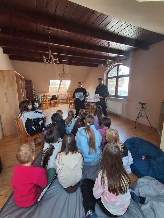 umundurowani policjanci na spotkaniu z dziećmi