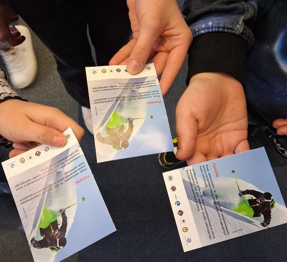 ulotki trzymane w dłoniach