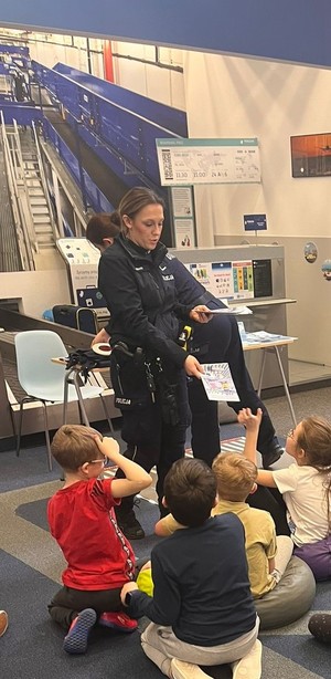 umundurowana policjantów przed nimi dzieci