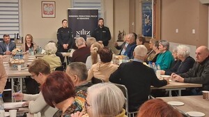 umundurowani policjanci na sali seniorzy