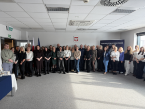 komendnaci i pracownicy na wspólnym zdjęciu