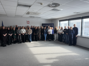 komendanci i policjanci i pracownicy na wspólnym zdjęciu