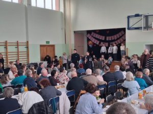 policjanci w mundurach przed nimi siedzą seniorzy