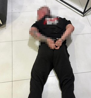 zatrzymany leży na podłodze z rękami skutymi kajdankami