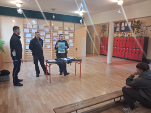 policjanci w mundurach w sali podczas prelekcji