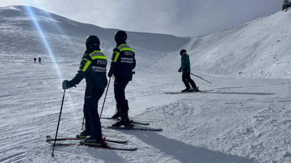 policjanci na stoku na nartach