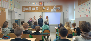 policjantka w mundurze w klasie przed nią siedzą uczniowie