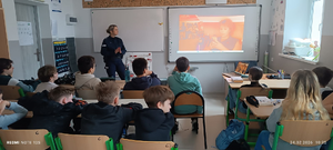 policjantka w mundurze w sali podczas prelekcji