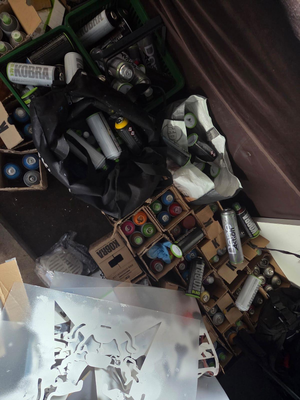 farby w spray w pudełkach i w siatkach