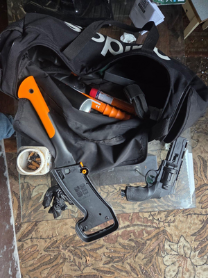 torba i przedmiot przypominający broń