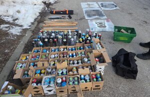 farby w spray w pudełkach, za nimi leżą maczety i szablony do malowania