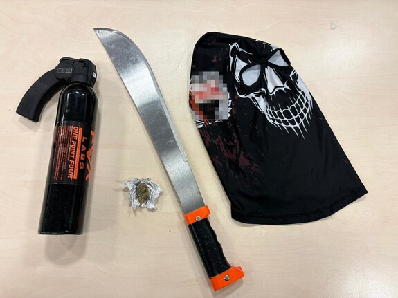 zabezpieczone przedmioty maczeta, gaz, środki odurzające, kominiarka