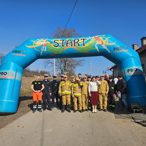 grupowe zdjęcie organizatorów i służb na starcie biegu