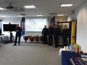 policjanci w mundurach podczas przemówienia na sali