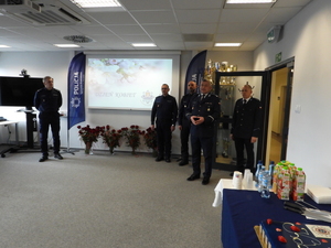 policjanci w mundurach składają paniom życzenia