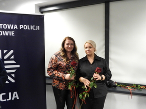 dwie kobiety z różami w rękach