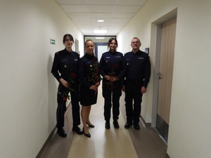 trzy policjantki i policjant w mundurze