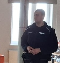policjant w mundurze