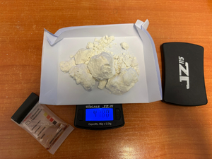 waga a na niej biały proszek w postaci amfetaminy