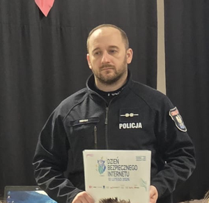 policjant w mundurze