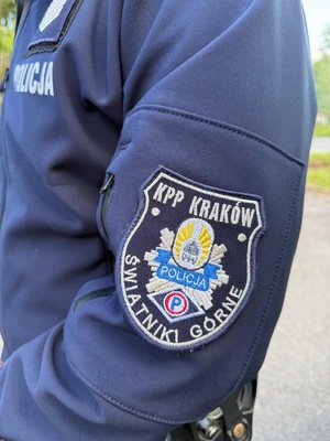 ramię policjanta z naszywką policyjną