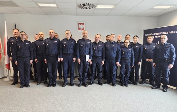 zdjęcie grupowe policjantów i policjantek w mundurach