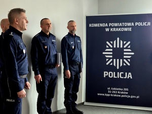komendnat obok niego awansujący policjanci