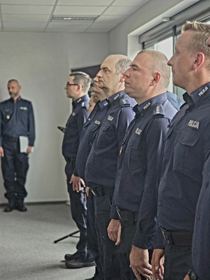 policjanci w mundurach ustawieni podczas zbiorki