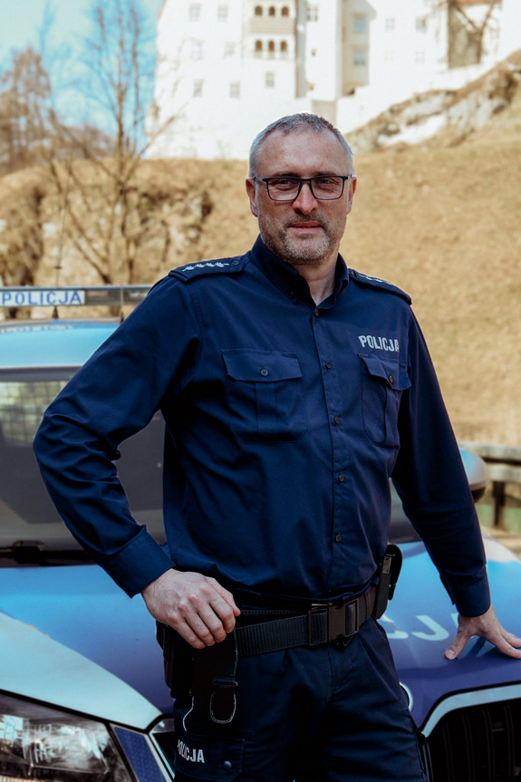 policjant w mundurze