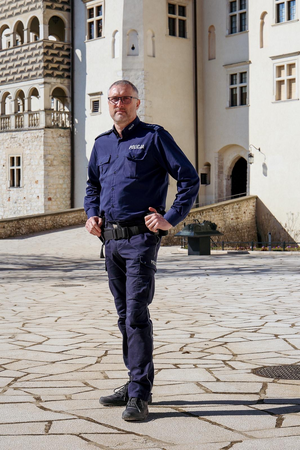policjant w mundurze