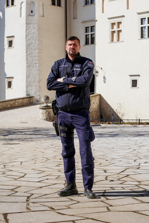 policjant w mundurze