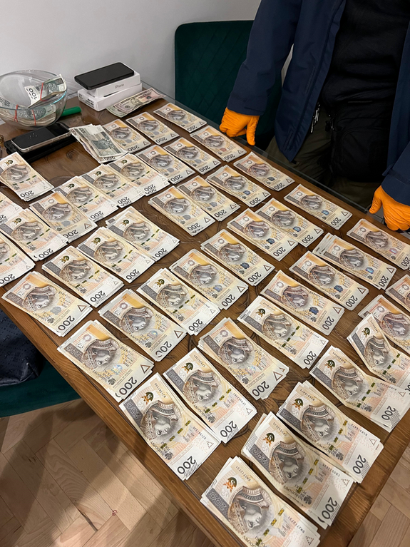 banknonty 200 złotowe leżące na stole