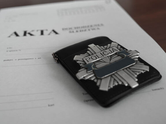 policyjna odznaka i akta postępowania