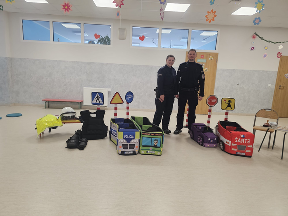 policjantka i policjant w mundurach w sali