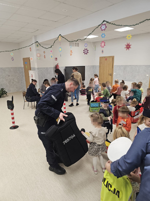 policjanci pokazują dzieciom sprzęt i wyposażenie