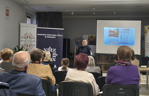 policjantka w mundurze przed nią siedzą seniorzy