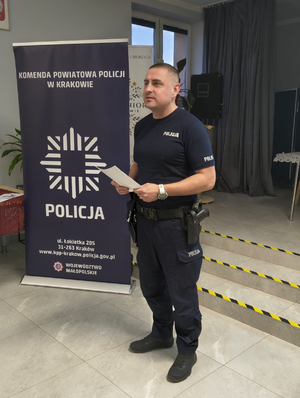 policjant w mundurze podczas prelekcji
