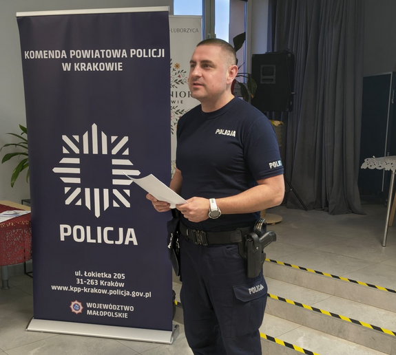 policjant w mundurze podczas prelekcji